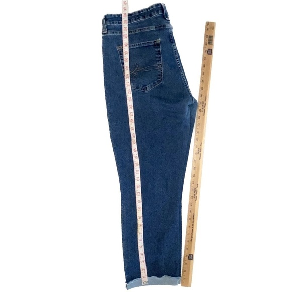 DENIZEN by Levi’s Mid-rise Boyfriend Distressed Raw Cuffed Hem Jeans Size 16 - Picture 8 of 9